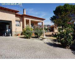 CHALET INDEPENDIENTE EN UNA PLANTA CON PARCELA DE 1100 M2 EN URBANIZACION