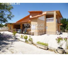 CHALET INDEPENDIENTE CON 2500 M2 DE TERRENO! .