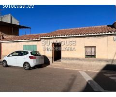 CASA PARA REFORMAR EN PLENO CENTRO DE CAMARENILLA CON PATIO.