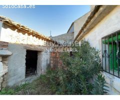 CASA PARA REFORMAR EN PLENO CENTRO DE CAMARENILLA CON PATIO.