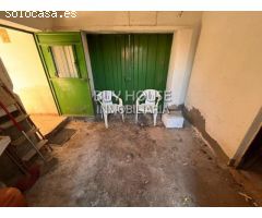 CASA PARA REFORMAR EN PLENO CENTRO DE CAMARENILLA CON PATIO.