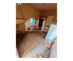 CASA PARA REFORMAR EN PLENO CENTRO DE CAMARENILLA CON PATIO.