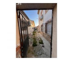 CASA ADOSADA EN PLENO CENTRO DE VILLALUENGA DE LA SAGRA (TOLEDO).