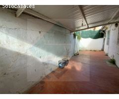 ¡Descubre tu nuevo hogar en Tiana! Casita con Chimenea y Encanto en un Entorno