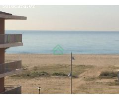 Piso a primera línea de mar de 2 habitaciones y terraza con vistas al mar