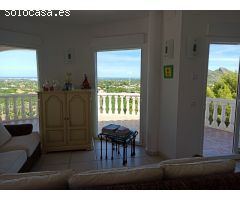 Espaciosa villa de 6 habitaciones con unas vistas espectaculares.