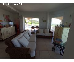 Espaciosa villa de 6 habitaciones con unas vistas espectaculares.