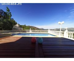 Espaciosa villa de 6 habitaciones con unas vistas espectaculares.