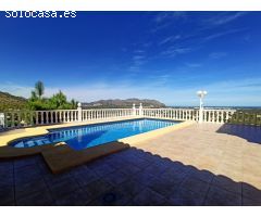 Espaciosa villa de 6 habitaciones con unas vistas espectaculares.