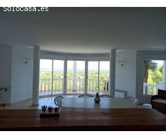 Espaciosa villa de 6 habitaciones con unas vistas espectaculares.