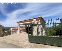 Espaciosa villa de 6 habitaciones con unas vistas espectaculares.