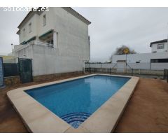 Casa pareada con piscina comunitaria cerca del Golf de Oliva Nova y de la playa.