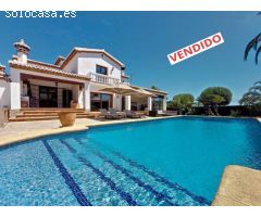 Villa de estilo rústico a la venta en La Lluca Javea