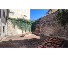 Caserón de piedra y castaño