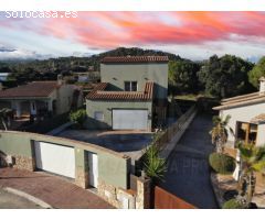 Encantadora Vivienda Unifamiliar con Ático en Zona Tranquila
