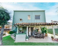Encantadora Vivienda Unifamiliar con Ático en Zona Tranquila