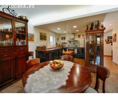Encantadora Vivienda Unifamiliar con Ático en Zona Tranquila