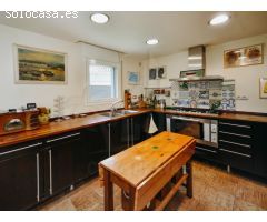 Encantadora Vivienda Unifamiliar con Ático en Zona Tranquila