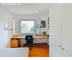 Encantadora Vivienda Unifamiliar con Ático en Zona Tranquila