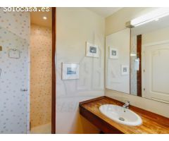 Encantadora Vivienda Unifamiliar con Ático en Zona Tranquila