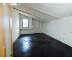 Encantadora Vivienda Unifamiliar con Ático en Zona Tranquila
