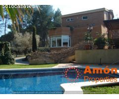 Chalet de reciente construcción de 800 m2 construidos y 1650 m2 de jardín con