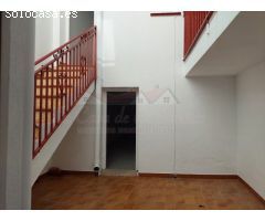 CASA CON TERRAZA Y PATIO