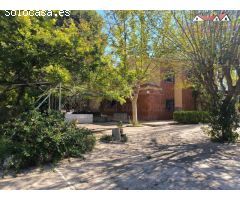 ESPECTACULAR CHALET CON PISCINA Y PISTA DE TENIS