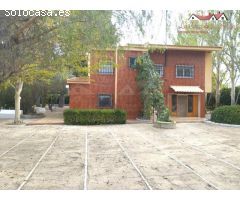 ESPECTACULAR CHALET CON PISCINA Y PISTA DE TENIS