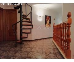 CASA AMPLIA Y LUMINOSA CON PISCINA