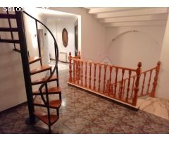 CASA AMPLIA Y LUMINOSA CON PISCINA