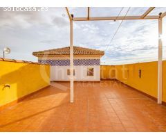 Apartamento con solárium privado y piscina comunitaria a la venta en Los