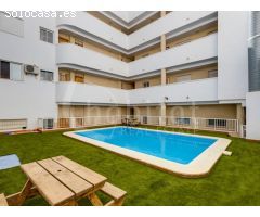 Apartamento en primera planta con piscina comunitaria a la venta en Los
