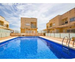 Villa adosada con garaje y piscina comunitaria a la venta en Urbanización La