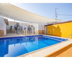 Casa de pueblo en planta baja con garaje, trastero y piscina privada a la venta