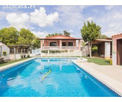 Finca con piscina privada, tierra de cultivo y balsa comunitaria a la venta en