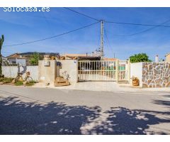 Finca con piscina privada, tierra de cultivo y balsa comunitaria a la venta en