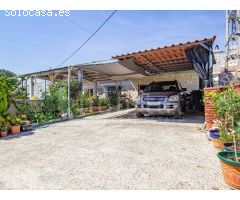Finca con piscina privada, tierra de cultivo y balsa comunitaria a la venta en