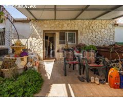 Finca con piscina privada, tierra de cultivo y balsa comunitaria a la venta en