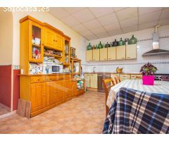 Finca con piscina privada, tierra de cultivo y balsa comunitaria a la venta en