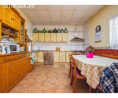 Finca con piscina privada, tierra de cultivo y balsa comunitaria a la venta en