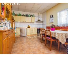 Finca con piscina privada, tierra de cultivo y balsa comunitaria a la venta en