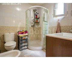 Finca con piscina privada, tierra de cultivo y balsa comunitaria a la venta en