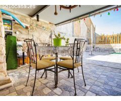 Finca con piscina privada, tierra de cultivo y balsa comunitaria a la venta en