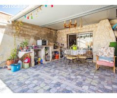Finca con piscina privada, tierra de cultivo y balsa comunitaria a la venta en