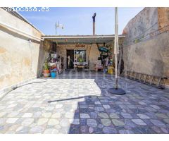 Finca con piscina privada, tierra de cultivo y balsa comunitaria a la venta en