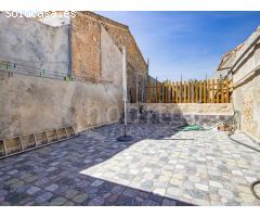Finca con piscina privada, tierra de cultivo y balsa comunitaria a la venta en