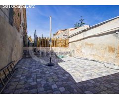 Finca con piscina privada, tierra de cultivo y balsa comunitaria a la venta en