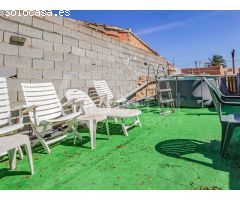 Finca con piscina privada, tierra de cultivo y balsa comunitaria a la venta en