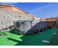 Finca con piscina privada, tierra de cultivo y balsa comunitaria a la venta en